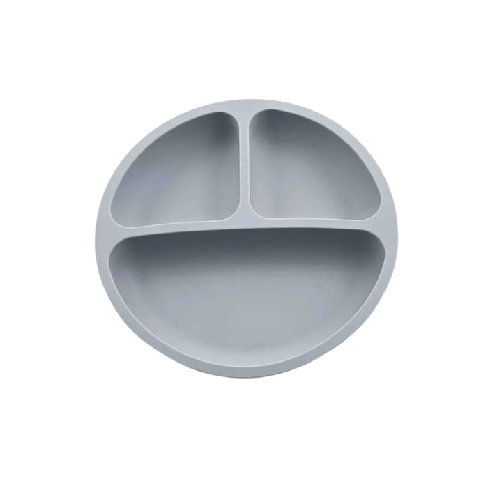 Simple and functional gray silicone plate for children, featuring a three-compartment design to separate different types of food, encouraging balanced meals and independent eating.