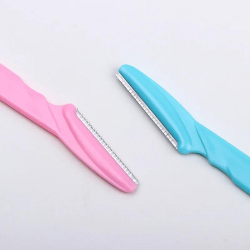 A side-by-side comparison of two eyebrow razors, one in pink and the other in blue, highlighting their serrated blades which are designed for fine and precise hair removal.