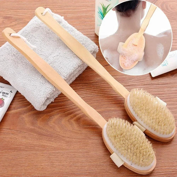 Two bath scrubbers are placed on a towel. The scrubbers have wooden handles and bristle heads. An inset image shows a person using the scrubber on their back with soap.